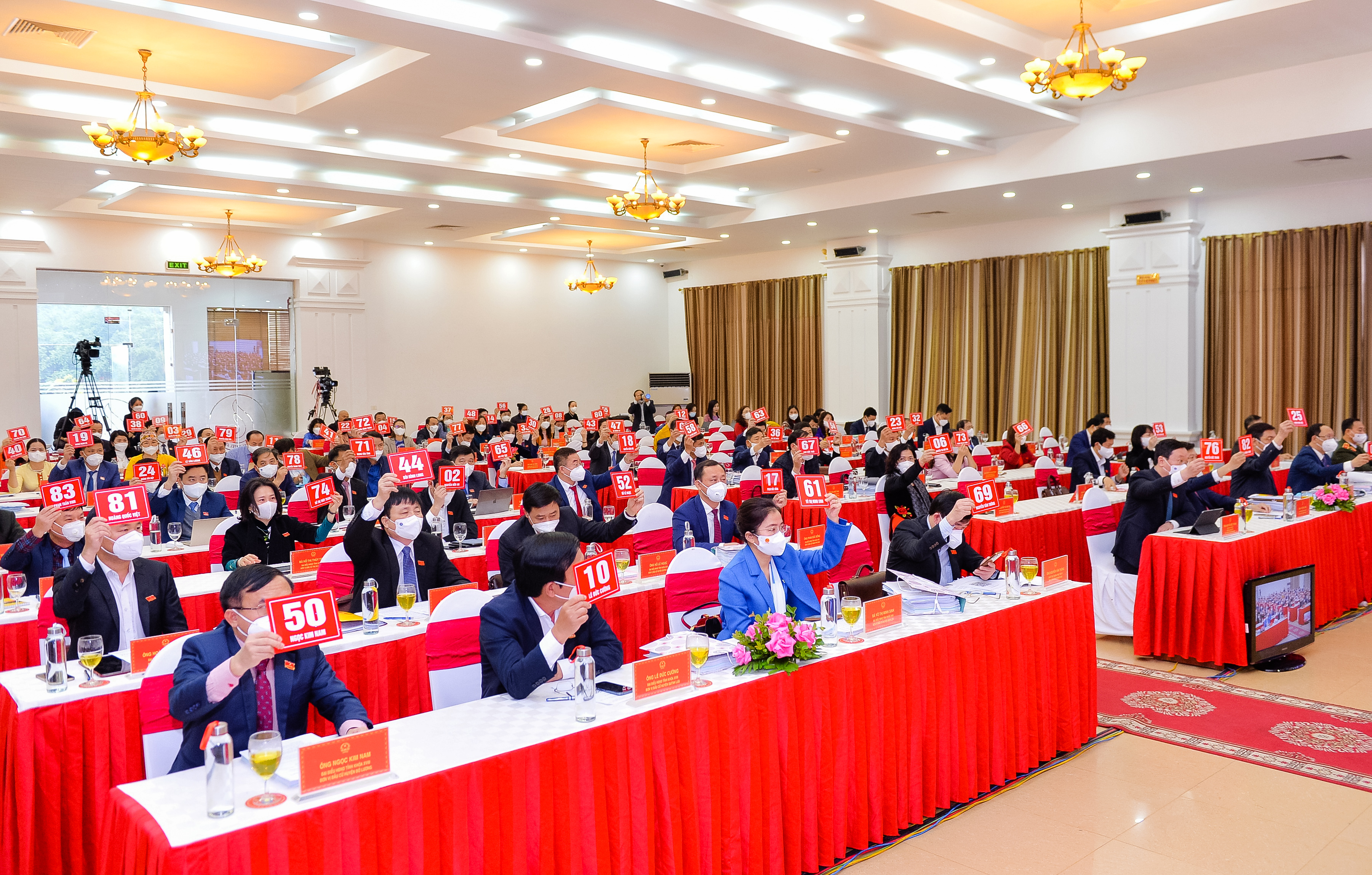 2--Cac-dai-bieu-bieu-quyet-thong-qua-du-thao-nghi-quyet-tai-Ky-hop-thu-4-HDND-tinh-khoa-XVIII-to-chuc-vao-thang-12-2021.jpeg