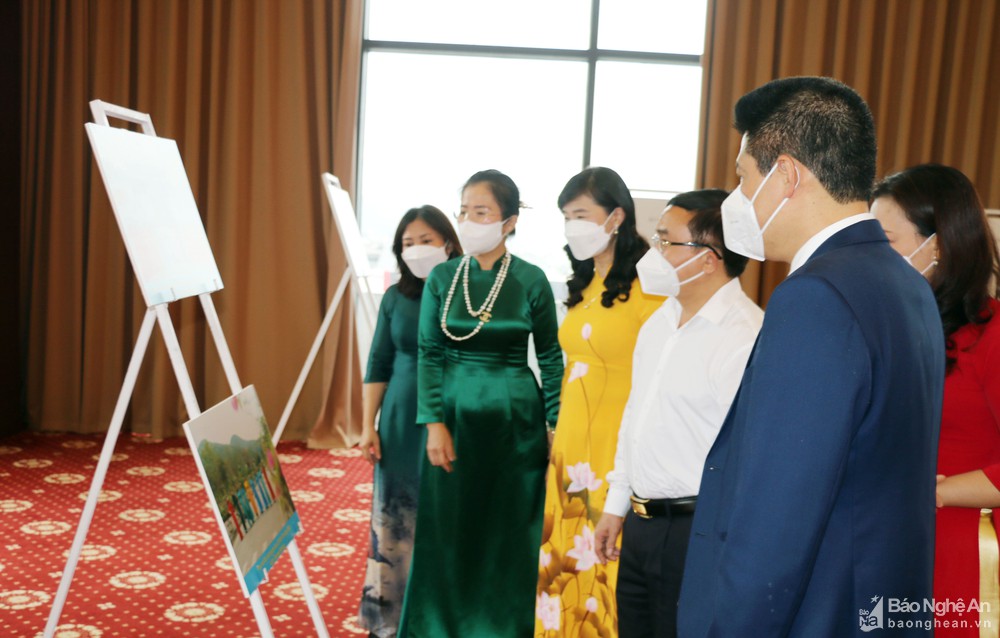 bna_cac_dai_bieu_tham_quan_trien_lam_anh_ao_dai_anh__mh4225421_1432022.jpg