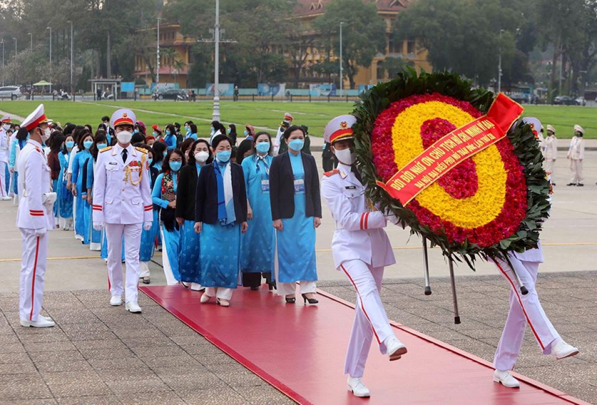vna-potal-dai-hoi-dai-bieu-phu-nu-2022-cac-dai-bieu-vao-lang-vieng-chu-tich-ho-chi-minh-5989266_20220309165013--n1.jpg