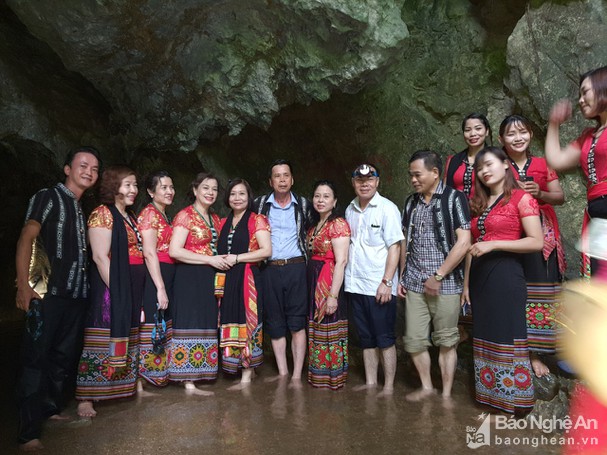 bna_3du_khach_tham_quan_hang_mo_tai_xa_tien_ky_huyen_tan_ky_anh_pv2536973_2942022.jpg