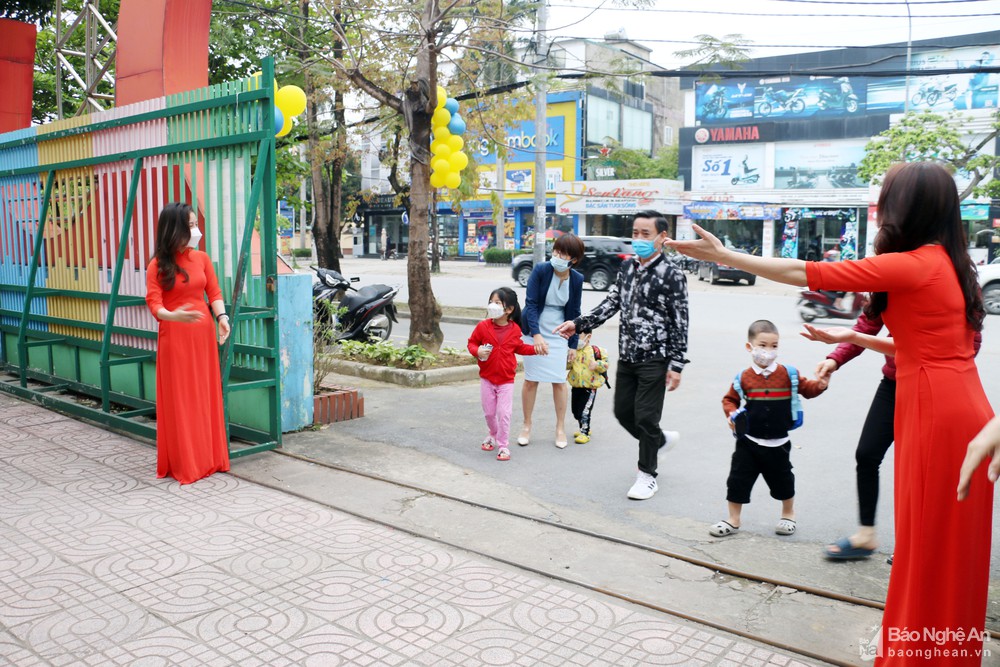 Hôm nay (4/4), tất cả các trường học ở Nghệ An đón học sinh đi học trở lại