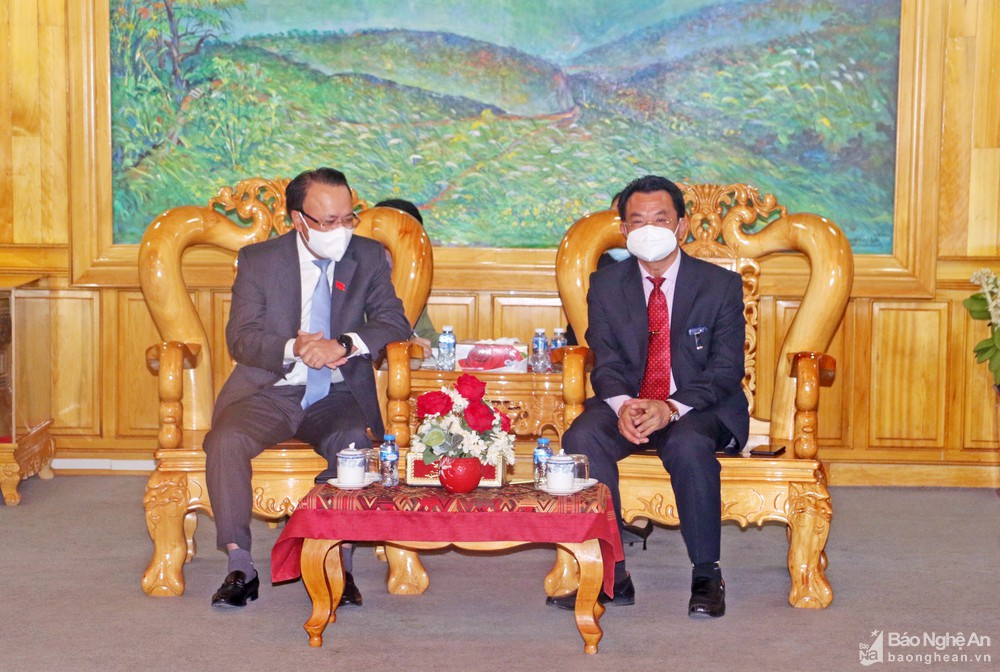 bna_lanh_dao_hai_tinh_nghe_an__hua_phan_tai_buoi_lam_viec9887575_642022.jpg