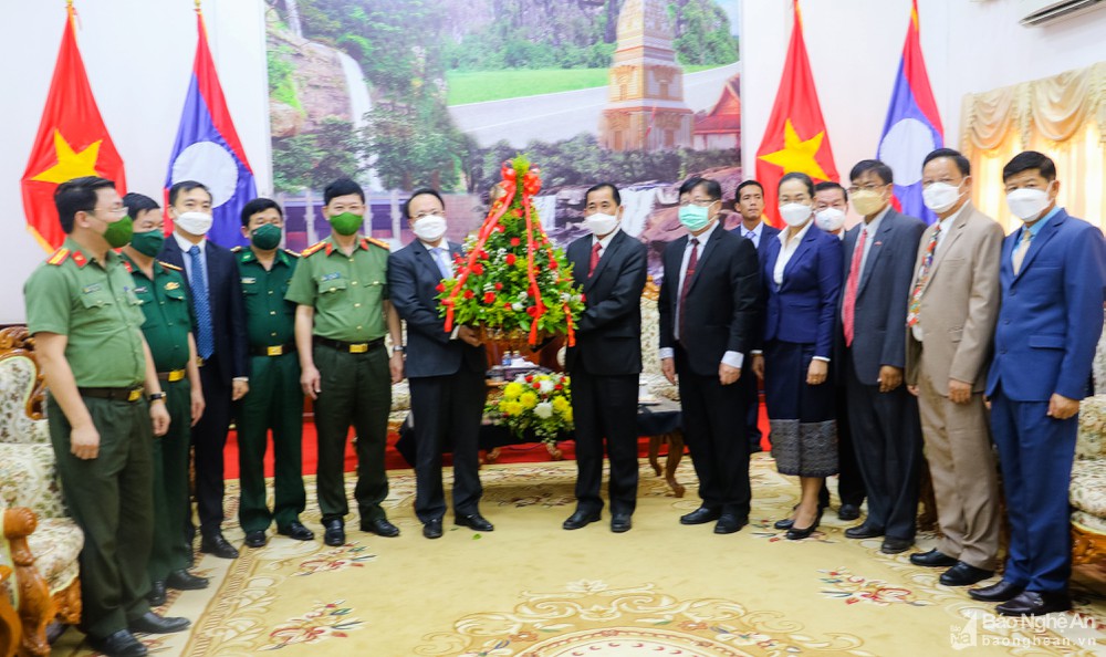 bna_tinh-nghe-an-tham-chuc-tet-co-truyen-bunpimay-tai-lao-hinh-anh-3.jpg