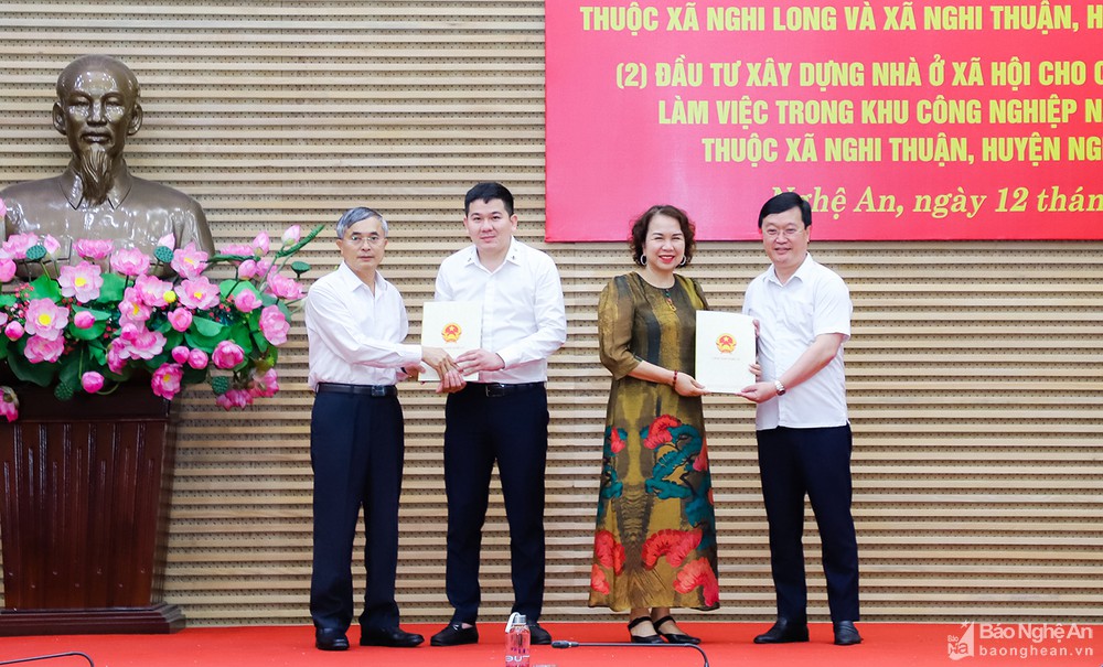 Nghệ An trao Quyết định chấp thuận chủ trương đầu tư 2 dự án nhà ở xã hội cho công nhân