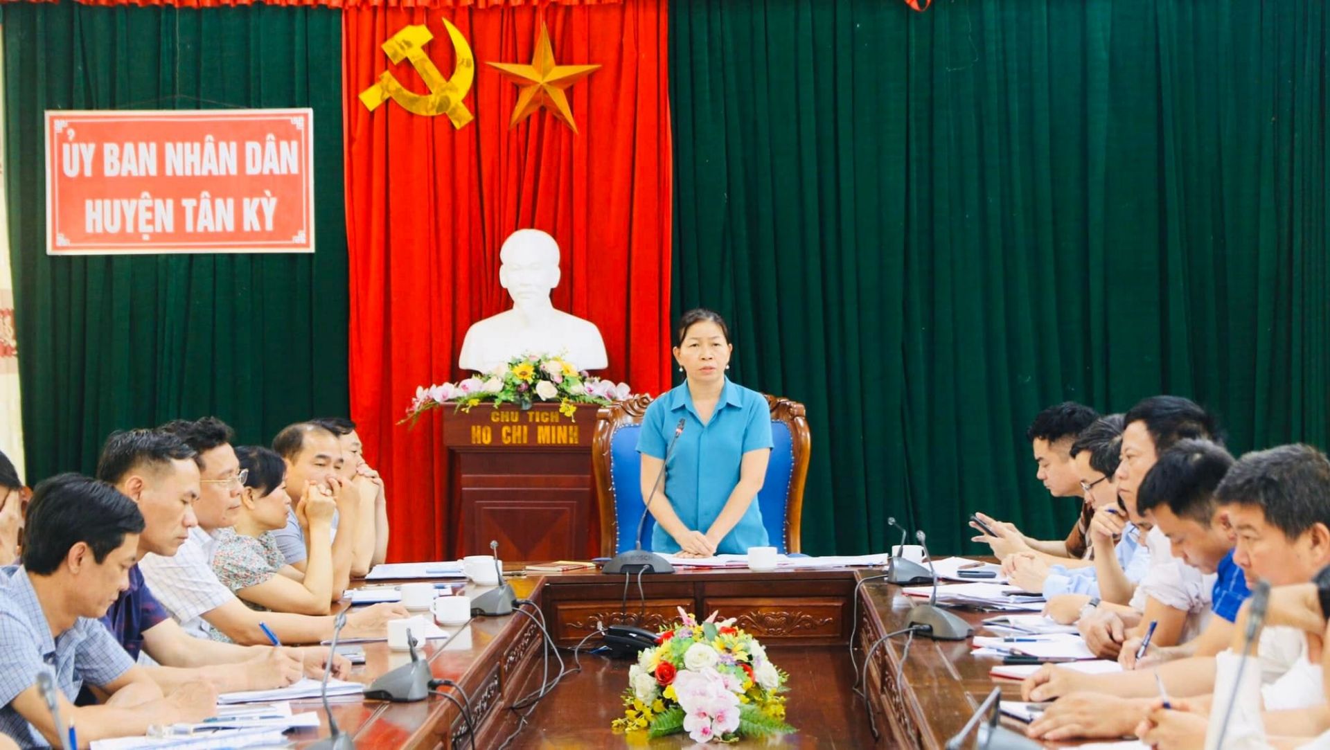 ba-le-thi-theu-pho-chu-tich-hoi-dong-nhan-dan-huyen-ket-luan-hoi-nghi.jpg