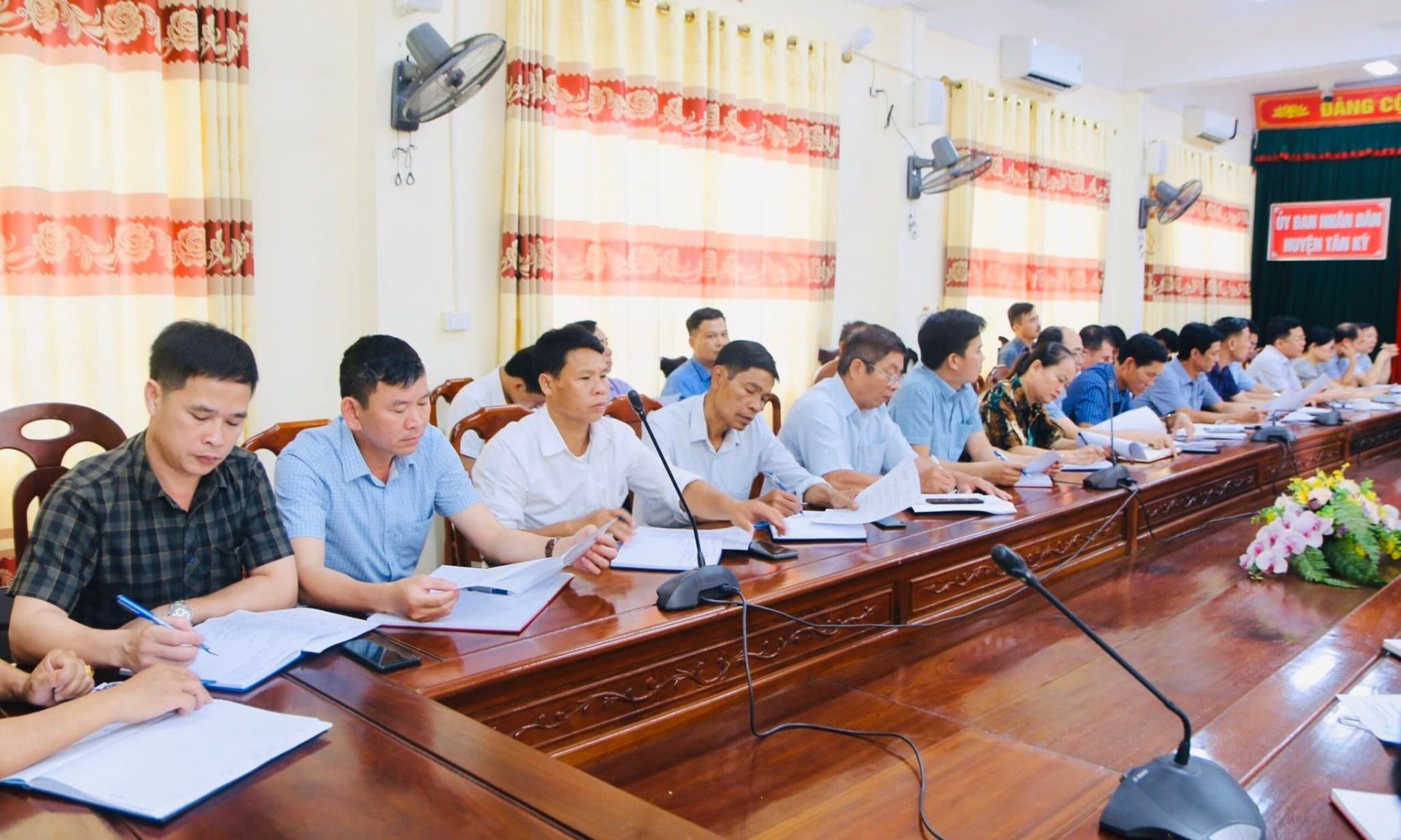 cac-dong-chi-chu-tich-pho-chu-tich-hdnd-22-xa-thi-tran-tham-gia.jpg