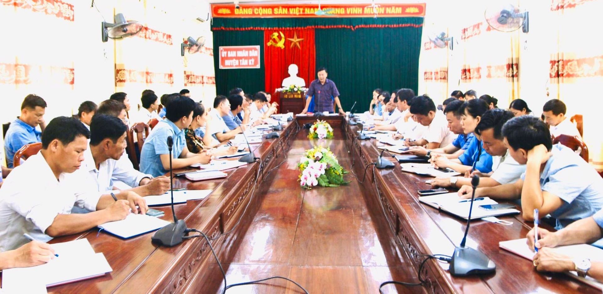 toan-canh-hoi-nghi1.jpg