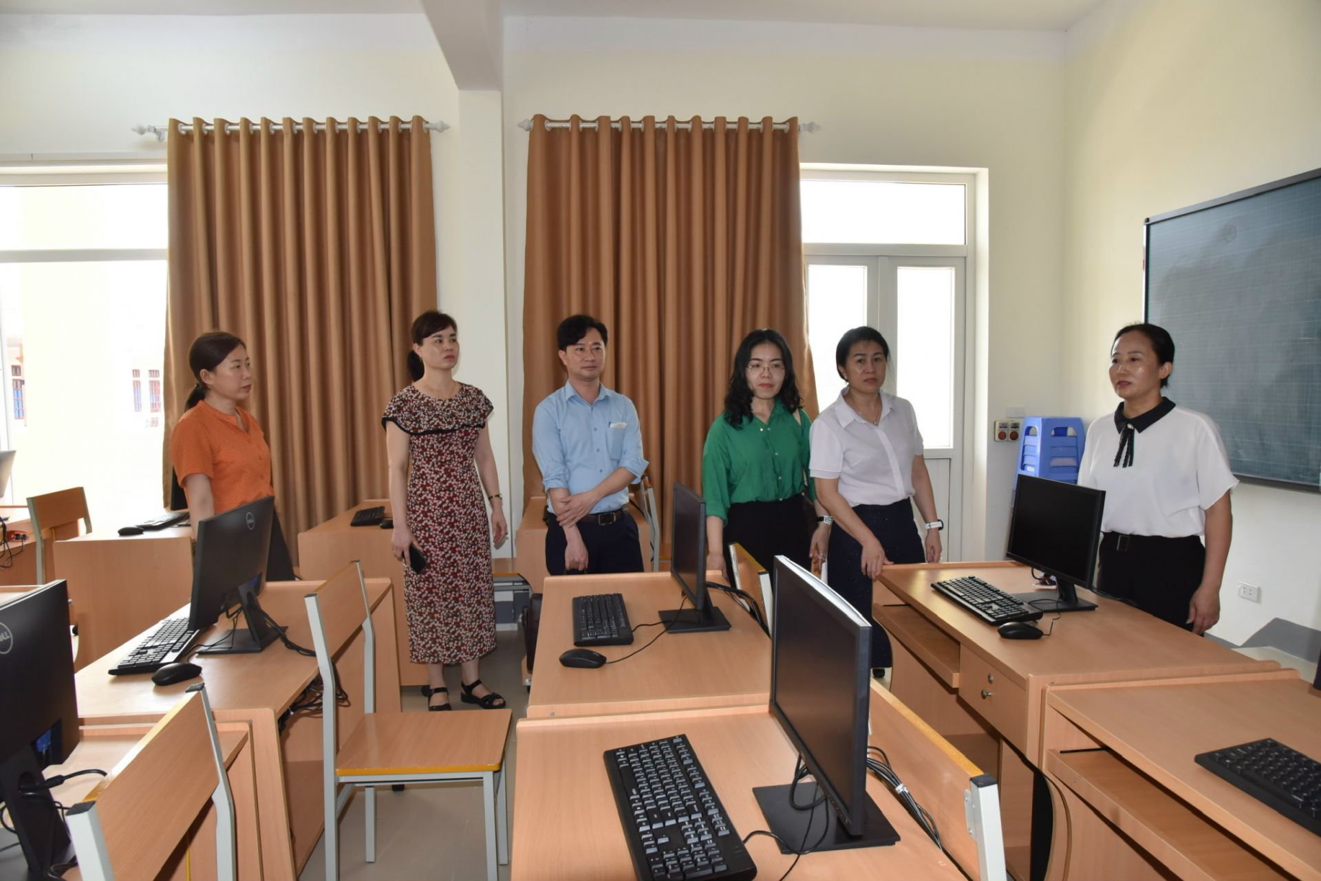 doan-giam-sat-hdnd-tinh-khao-sat-tai-trung-tam-giao-duc-nghe-nghiep---giao-duc-thuong-xuyen-thanh-pho-vinh.jpg