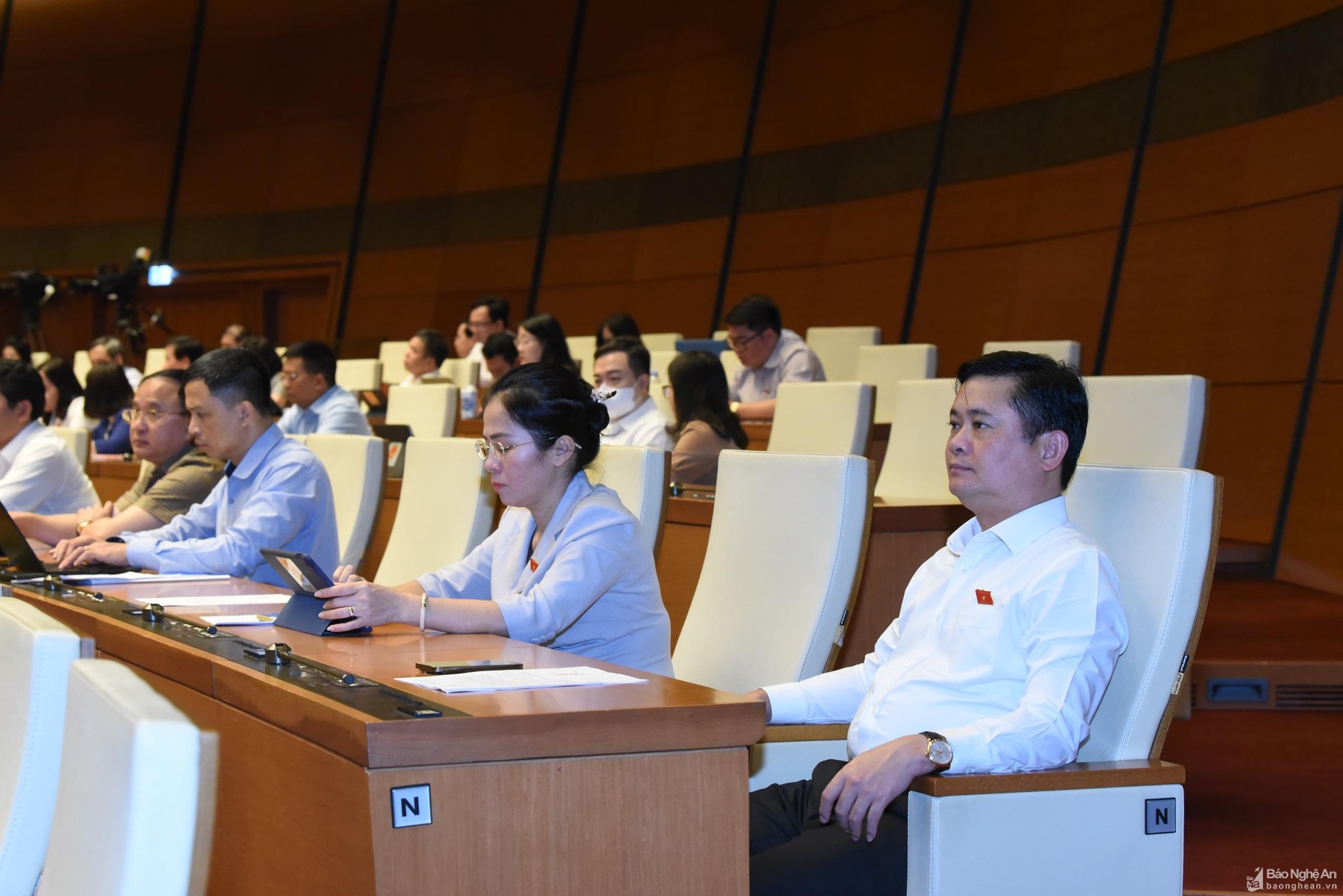 bna-doan-dai-bieu-nghe-an-du-hop-tai-hoi-truong-dien-hong-nha-quoc-hoi-ngay-10-6-anh-quang-khanh-6087.jpg