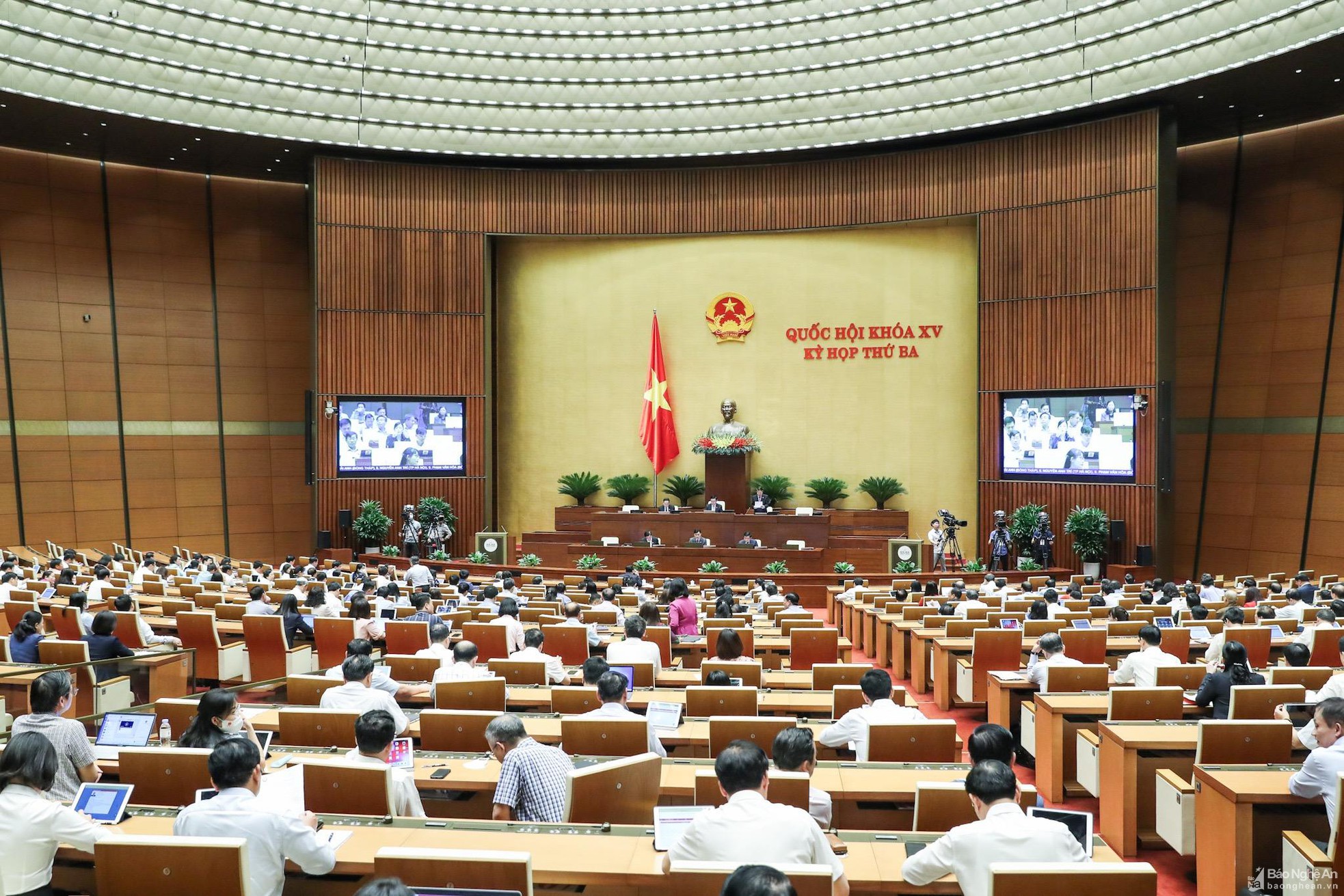 bna-toan-canh-phien-lam-viec-ngay-10-6-tai-hoi-truong-dien-hong-nha-quoc-hoi-anh-quang-khanh-5762--n1.jpg