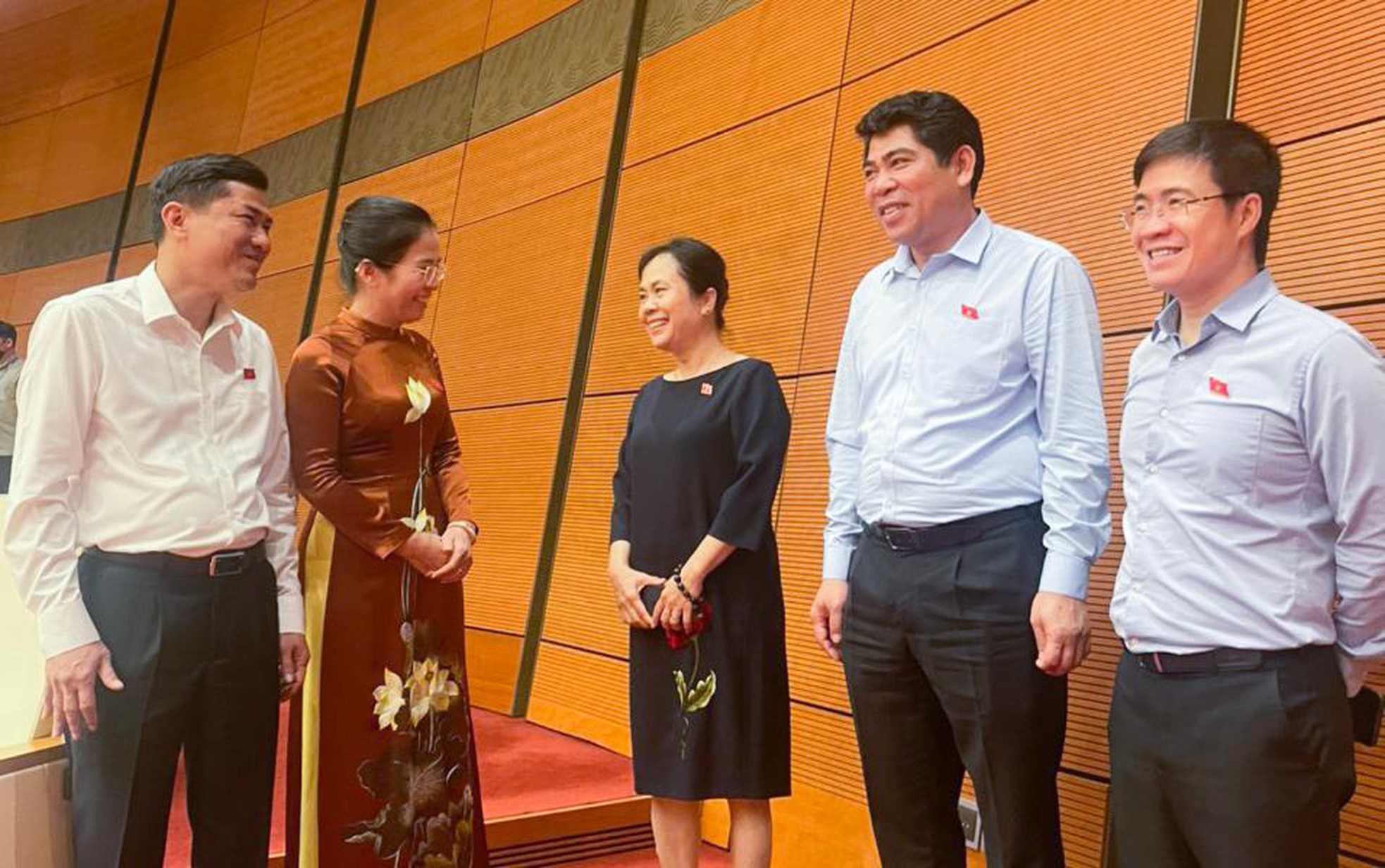 4-dai-bieu-quoc-hoi-doan-nghe-an-trao-doi-ben-le-phien-lam-viec-sang-15-6-tai-hoi-truong-dien-hong-nha-quoc-hoi-anh-phan-hau-9119.jpg