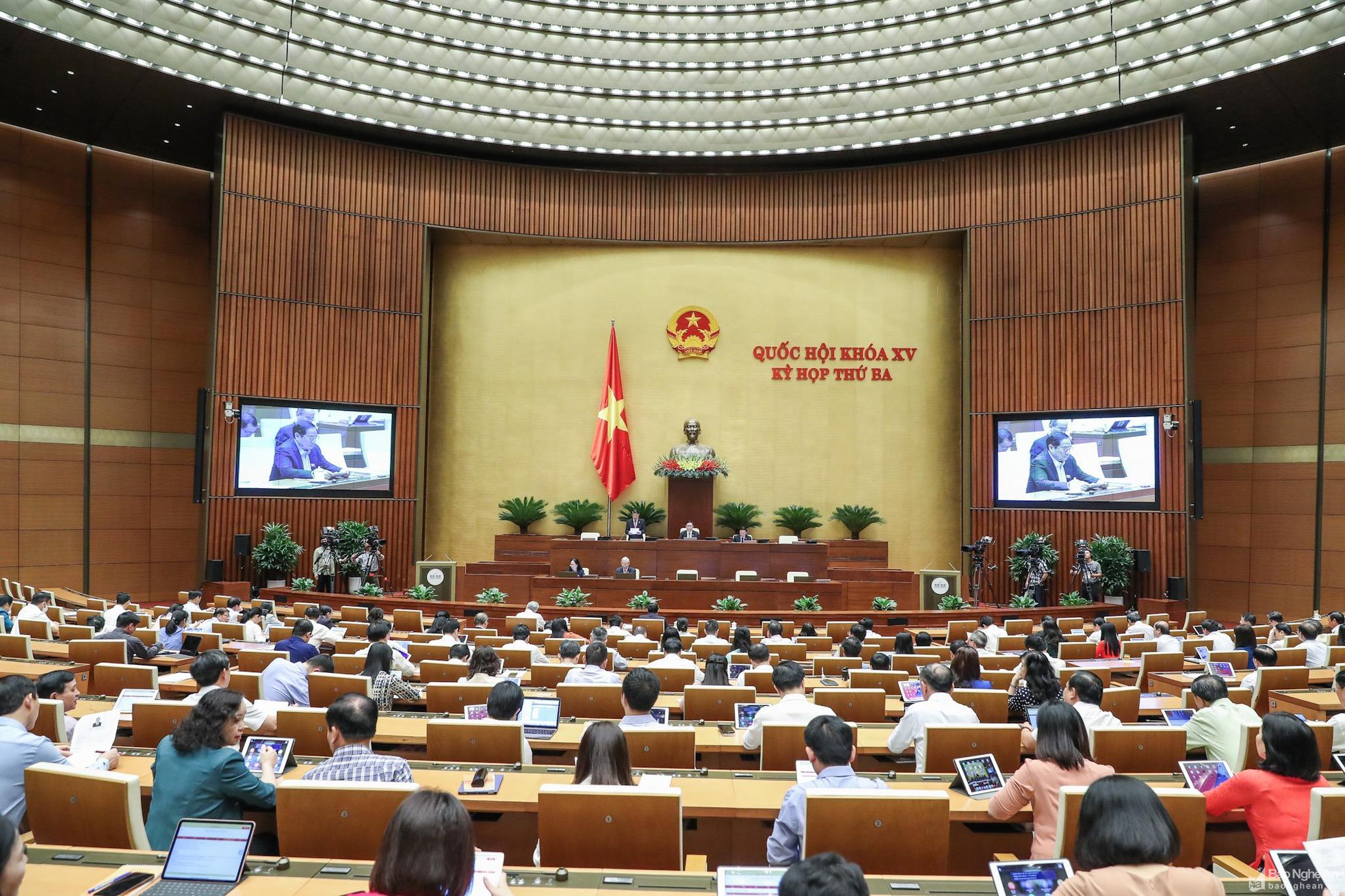 bna-toan-canh-phien-lam-viec-ngay-15-6-tai-hoi-truong-dien-hong-nha-quoc-hoi-anh-quang-khanh-8856.jpg