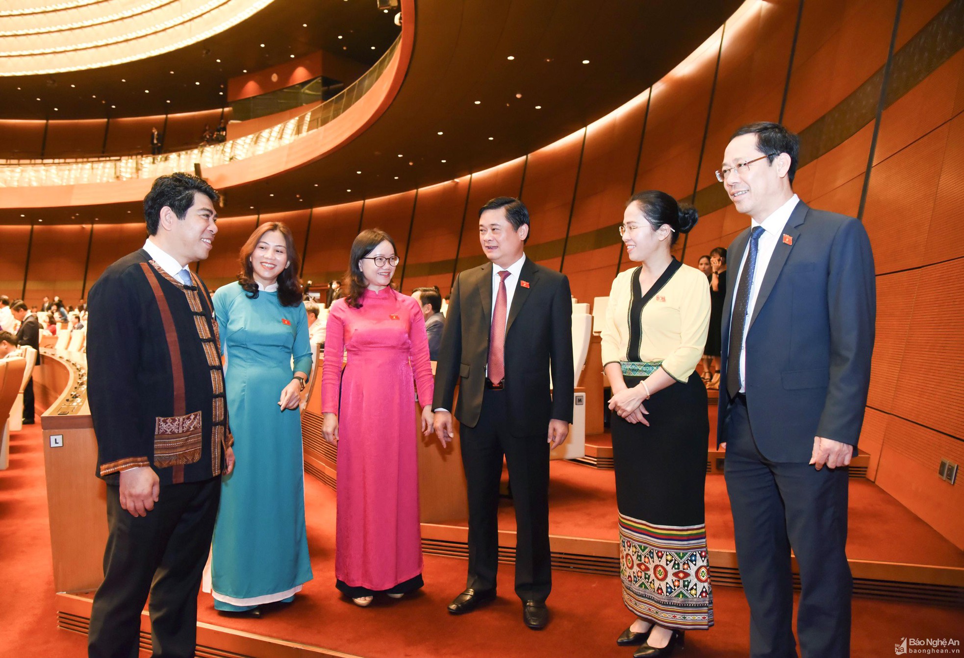 bna-cac-dai-bieu-quoc-hoi-doan-nghe-an-trao-doi-ben-le-ky-hop-thu-3-quoc-hoi-khoa-xv-anh-quang-khanh-2557--n1.jpg