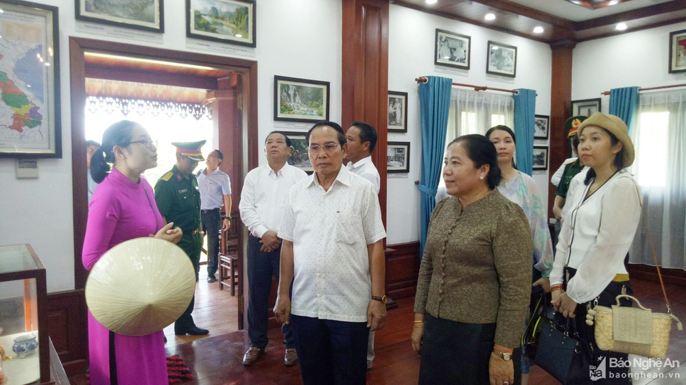 bna-dong-chi-bun-thoong-nghe-thuyet-minh-tai-nha-luu-niem-lao-6908.jpg