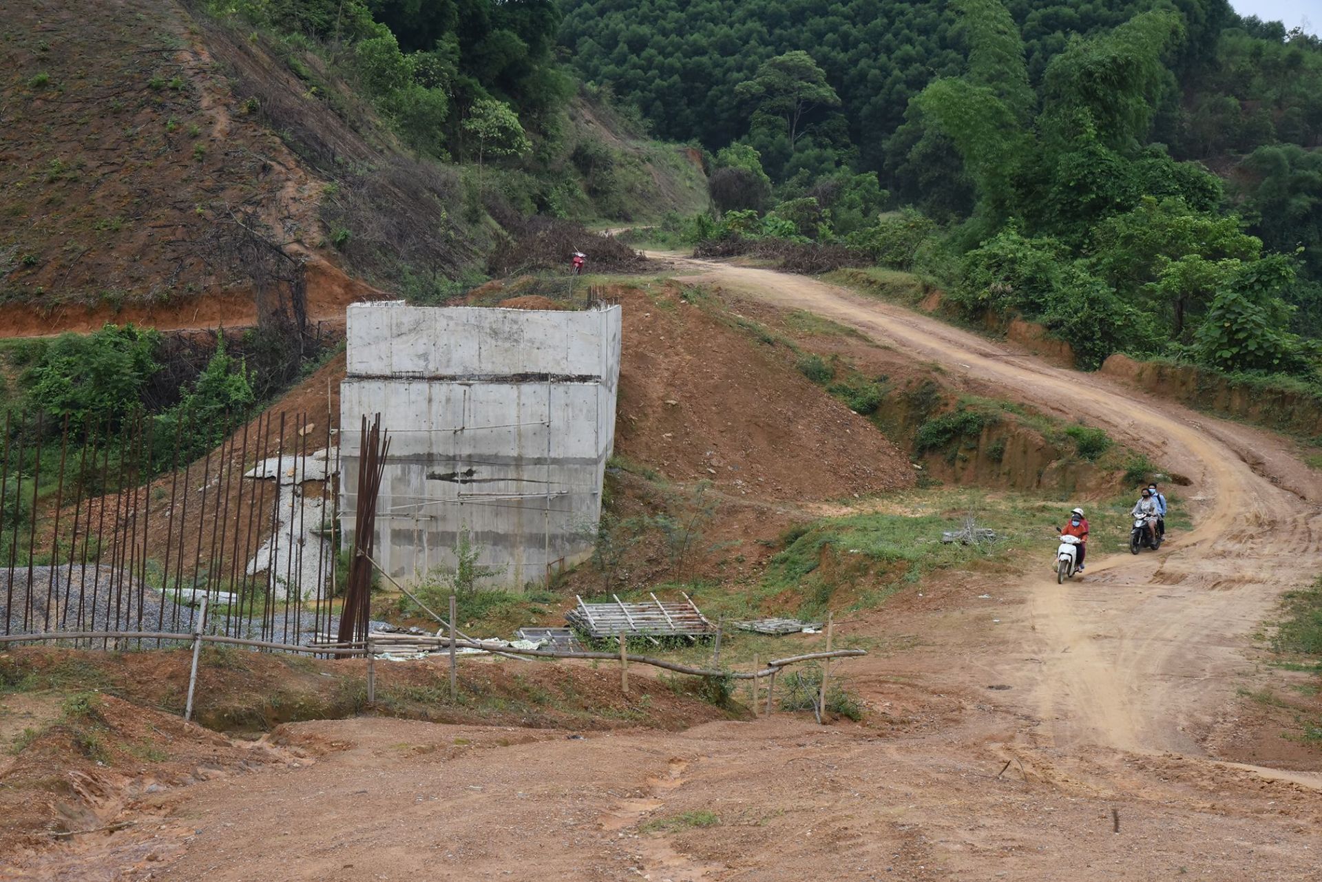 Cau-Khe-Thi-giap-ranh-xa-Thanh-Son-thi-cong-do-dang-va-.jpeg