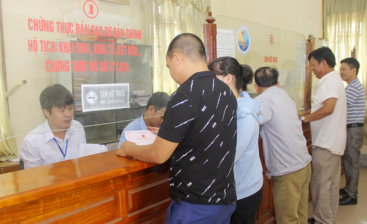 can-bo-cong-chuc-thi-tran-thanh-chuong-giai-quyet-cac-thu-tuc-hanh-chinh-cho-nguoi-dan-tai-trung-tam-mot-cua.jpg
