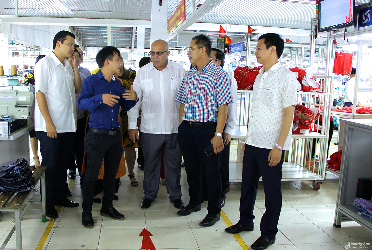 doan-dai-bieu-cap-cao-uy-ban-bao-ve-cach-mang-cuba-tham-xuong-may-cua-cong-ty-cp-may-minh-anh-kim-lien-khu-cong-nghiep-bac-vinh.jpg