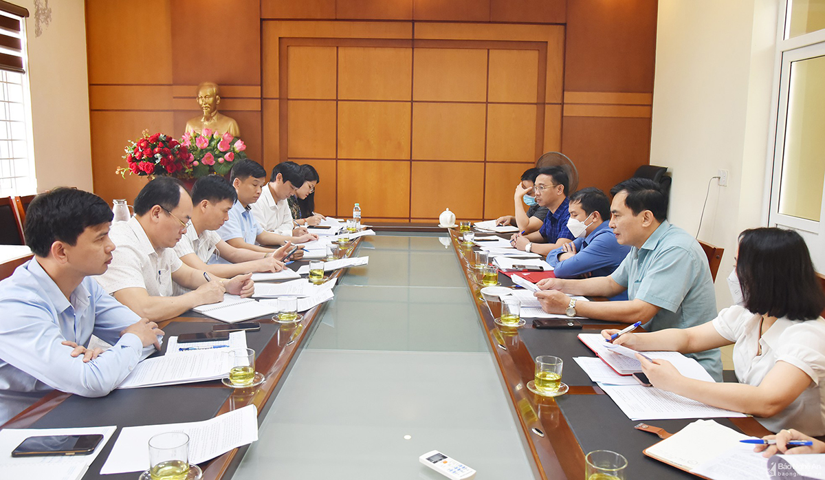 doan-kiem-tra-cai-cach-hanh-chinh-lam-viec-voi-lanh-dao-ban-quan-ly-khu-kinh-te-dong-nam.jpg