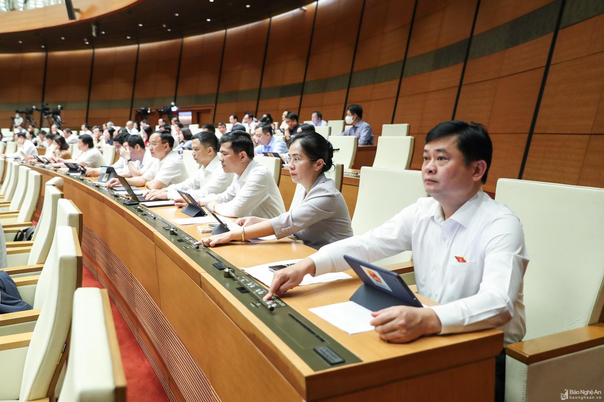 bna-dai-bieu-quoc-hoi-doan-nghe-an-bieu-quyetthong-qua-viec-dieu-chinh-chuong-trinh-ky-hop-thu-3-quoc-hoi-khoa-xv-anh-quang-khanh-7856.jpg