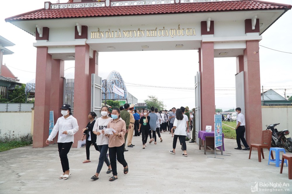 bna-thi-sinh-tham-du-ky-thi-tuyen-sinh-vao-lop-10-tai-diem-thi-truong-thpt-pham-hong-thai-hung-nguyen-anh-duc-anh-7275.jpg