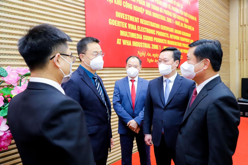 1-bi-thu-tinh-uy-thai-thanh-quy-va-chu-tich-ubnd-tinh-nguyen-duc-trung-trao-doi-voi-ong-jiang-hong-zhai-pho-chu-tich-cao-cap-tap-doan-goertek-8334.jpg