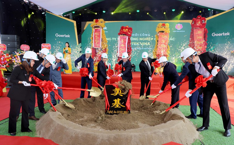 2-cac-dong-chi-lanh-dao-tinh-kcn-wha-nha-dau-tu-thuc-hien-nghi-thuc-khoi-cong-du-an-cua-tap-doan-goertek-tai-kcn-wha-vao-thang-1-2021-8024.jpg