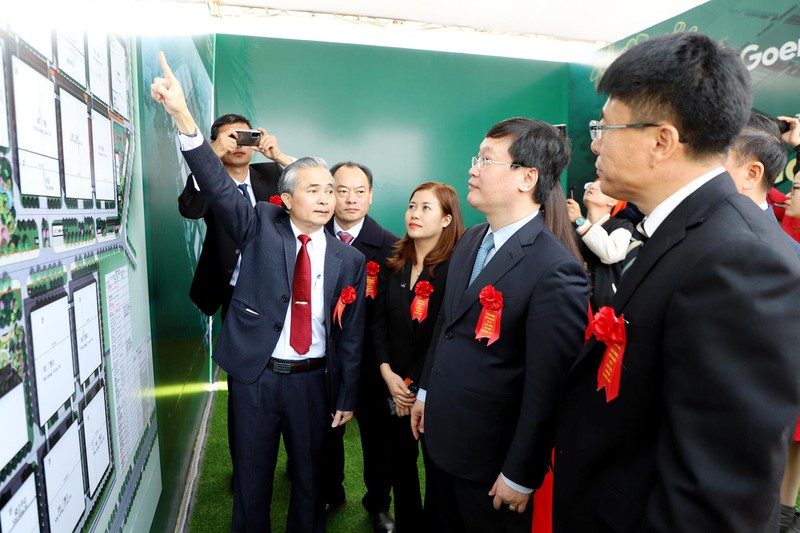 3-dong-chi-nguyen-duc-trung-pho-bi-thu-tinh-uy-chu-tich-ubnd-tinh-nghe-gioi-thieu-ve-du-an-nha-may-cua-tap-doan-goertek-tai-kcn-wha-6191.jpg