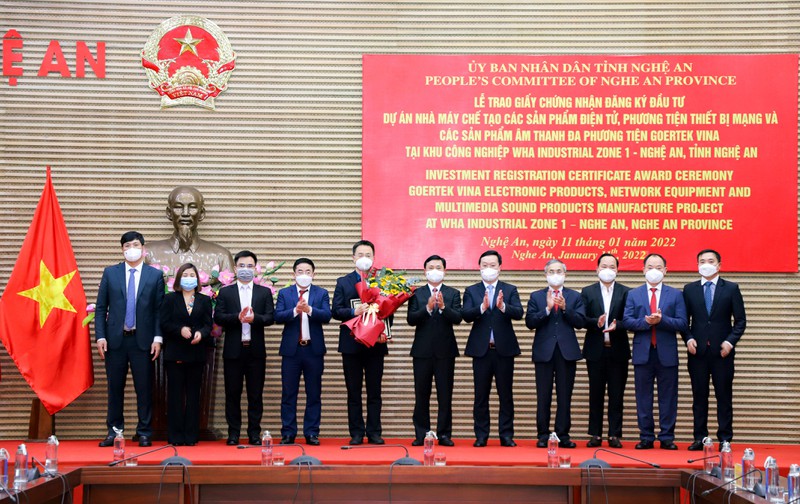 4-cac-dong-chi-lanh-dao-tinh-uy-ubnd-tinh-trao-giay-chung-nhan-dau-tu-den-tap-doan-goertek-5075.jpg