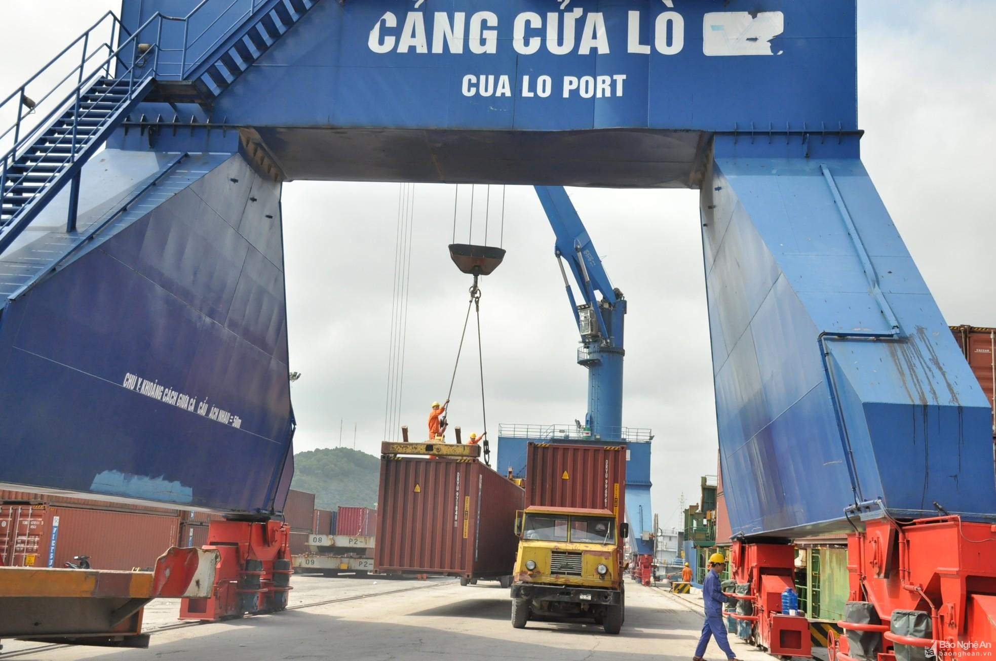 bna-boc-do-hang-tai-cang-cua-lo-anh-thu-huyen7008015-352022-4324--n1.jpg