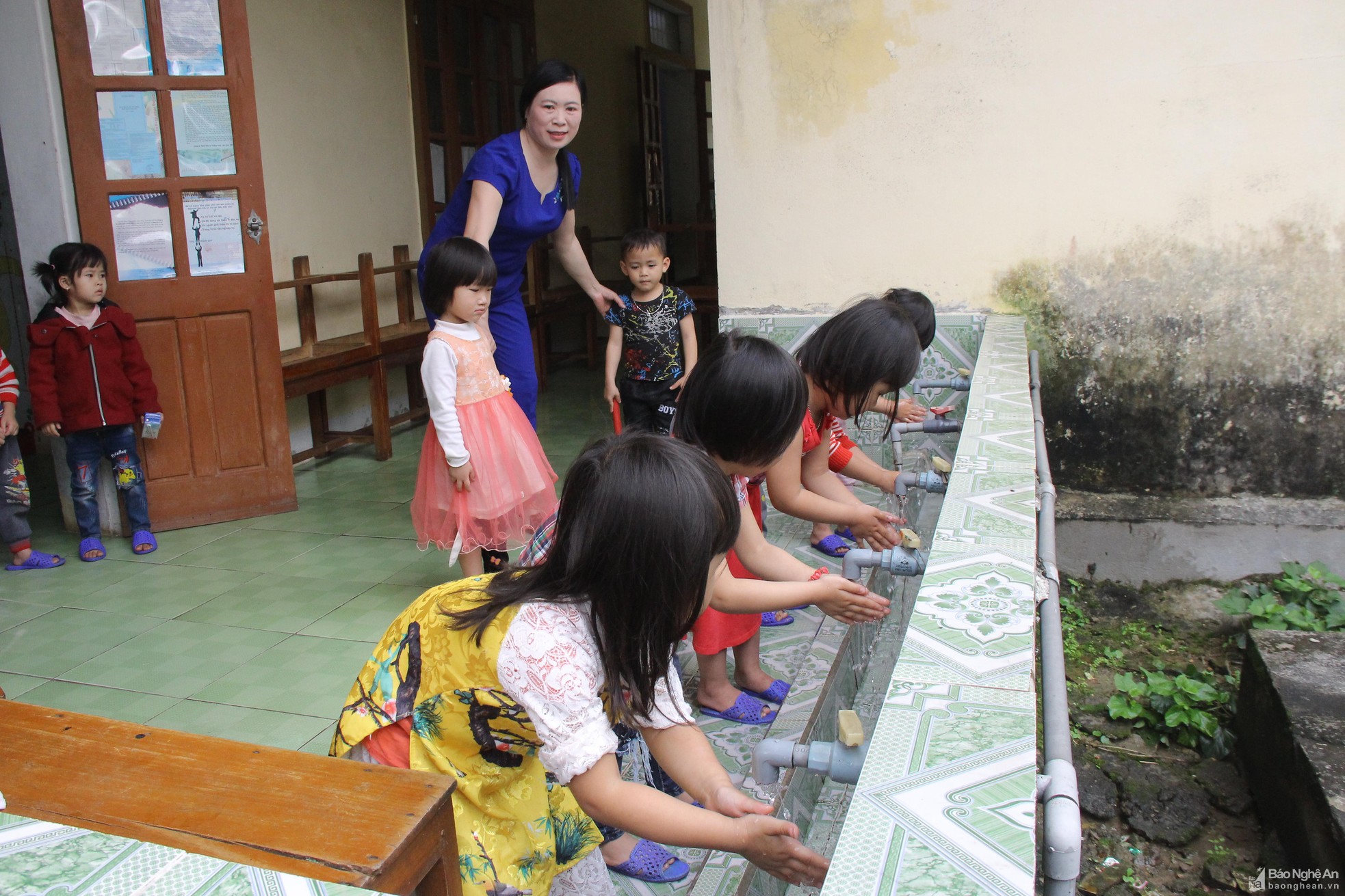 bna-mai-hoa-he-thong-nuoc-rua-cho-tre-tai-truong-mam-non-thanh-thuy-5316.jpg