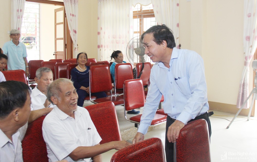 bna-pho-chu-tich-hdnd-tinh-nguyen-nhu-khoi-trao-doi-voi-cu-tri-quy-hop-8375.jpg