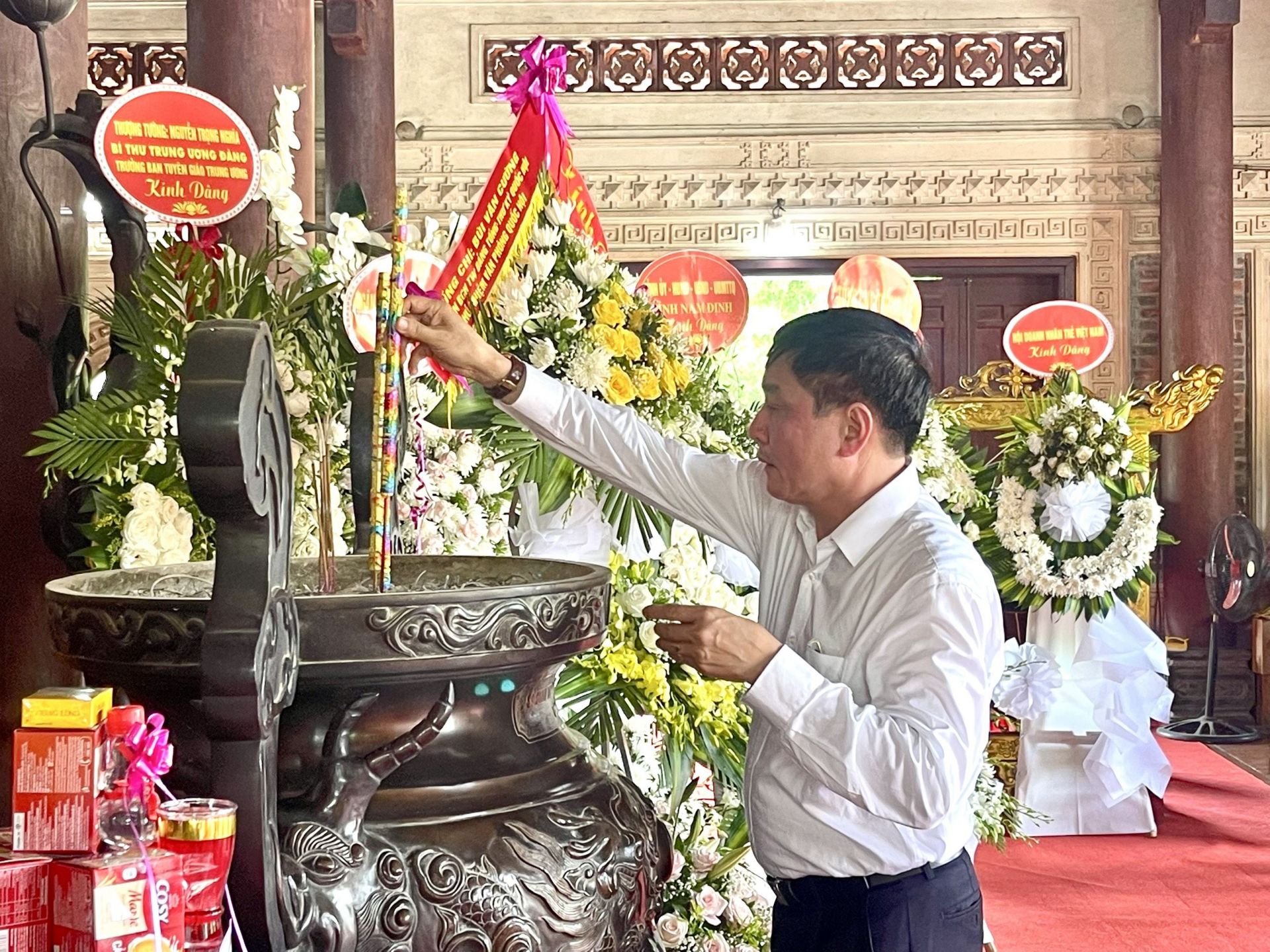 dong-chi-bui-van-cuong-uy-vien-trung-uong-dang-tong-thu-ky-quoc-hoi-chu-nhiem-van-phong-quoc-hoi-dang-huong-dang-hoa-tai-nha-tuong-niem-di-tich-lich-su-truong-bon.jpg