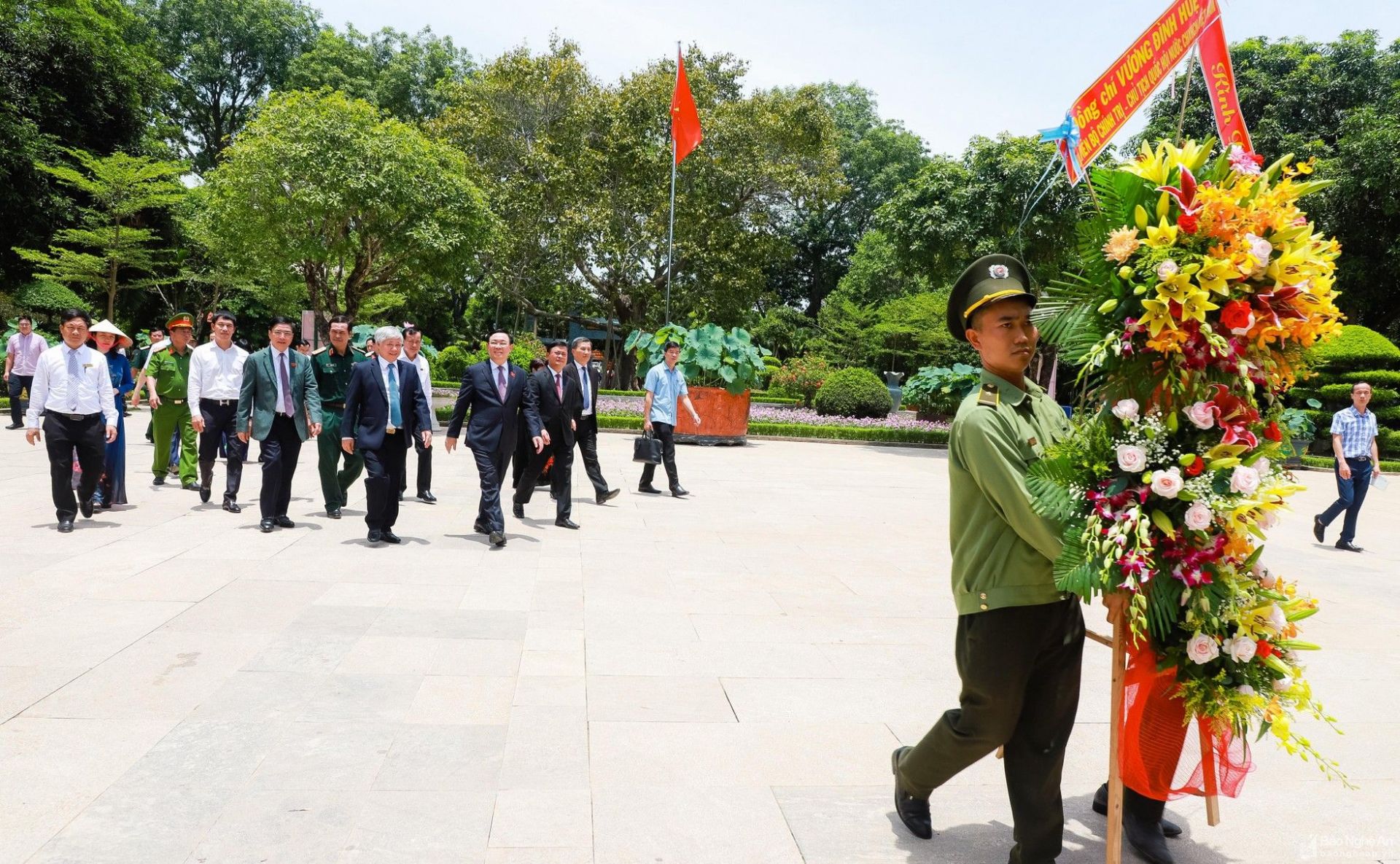 Chủ tịch Quốc hội Vương Đình Huệ dâng hương tại Khu Di tích đặc biệt Kim Liên