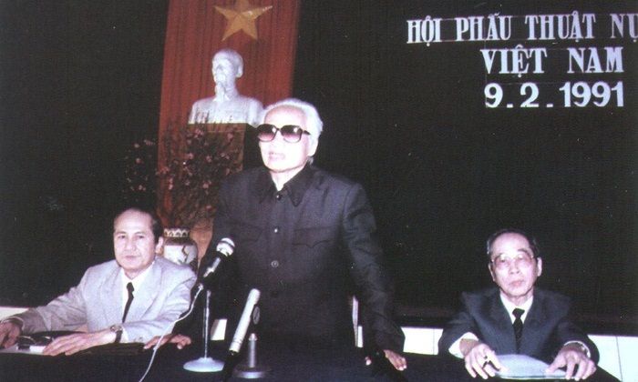 co-van-pham-van-dong-tai-dai-hoi-hoi-phau-thuat-nu-cuoi-viet-nam-nam-1991-ben-trai-la-gs-tskh--nguyen-huy-phan-ben-phai-la-gs--hoang-dinh-cau.jpg