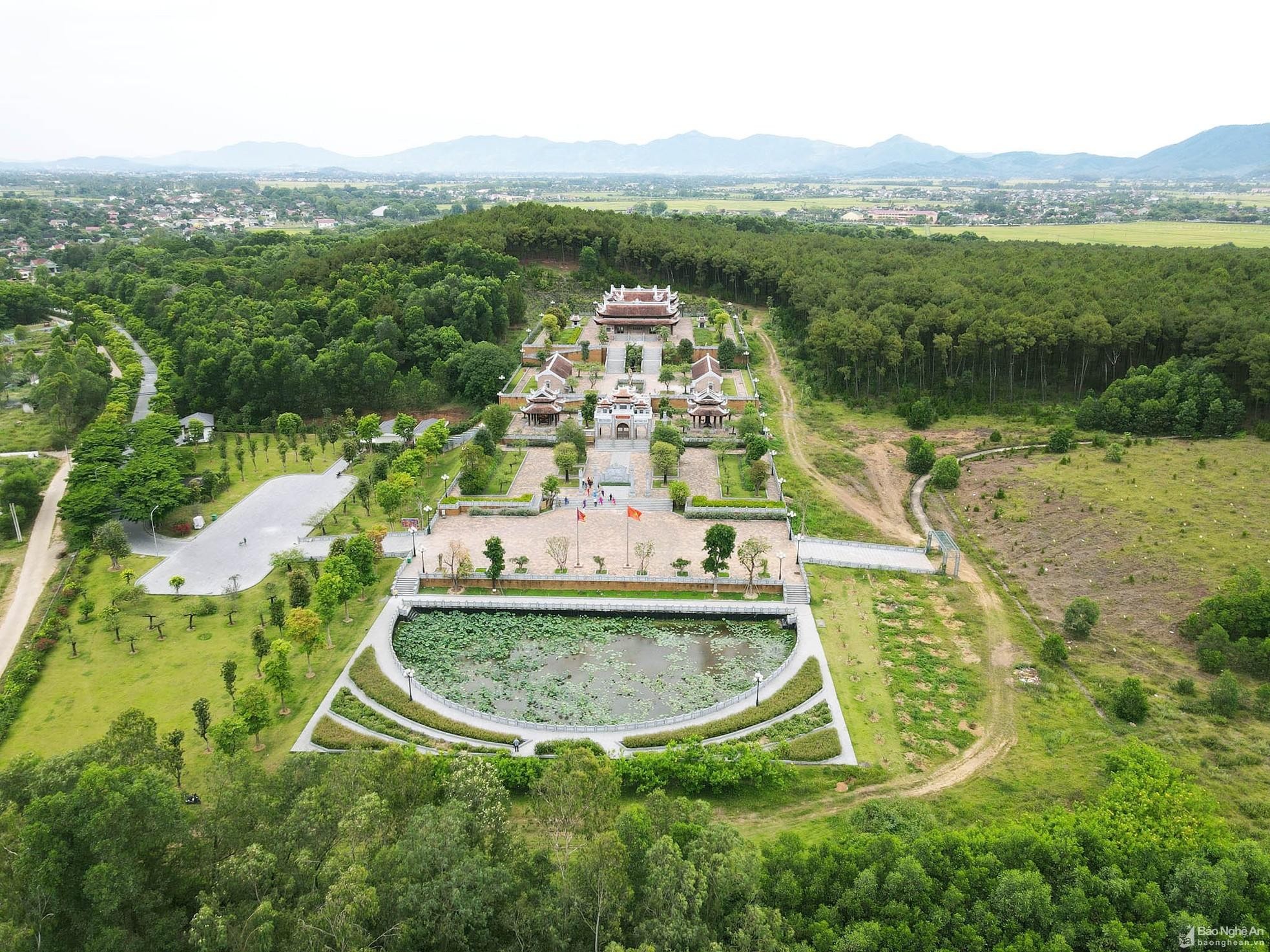 den-chung-son-diem-du-lich-moi-thu-hut-du-khach-khi-ve-tham-kim-lien-anh-huy-thu-8928.jpg