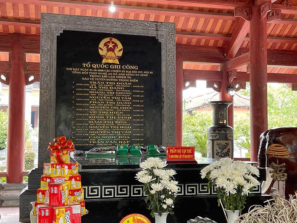 hoa-mua-tim-truong-bon-mau-hoa-tham-ben-ngoi-mo-chung.jpg