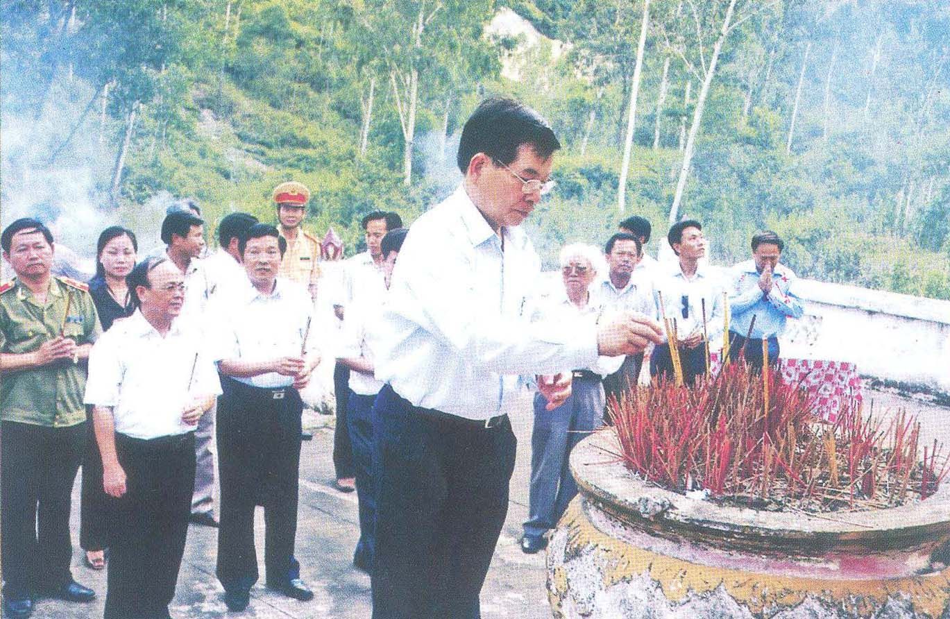 nguyen-chu-tich-nuoc-nguyen-minh-triet-dang-huong-hoa-tai-tuong-dai-chien-thang-truong-bon-ngay-29-6-2008.jpg