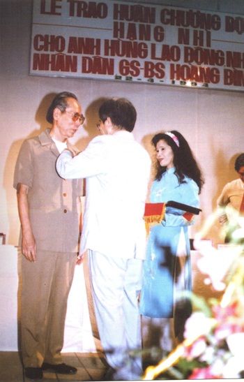 uy-ban-trung-uong-mat-tran-to-quoc-viet-nam-trao-huan-chuong-doc-lap-hang-ii-cho-ahld--ngnd--gs-bs--hoang-dinh-cau-nam-1994.jpg