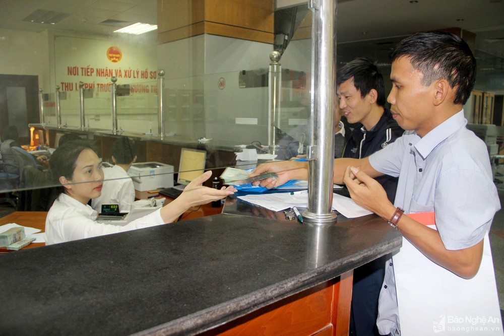 bna-nguoi-dan-giao-dich-tai-chi-cuc-thue-vinh-anh-quang-an-4695.jpg