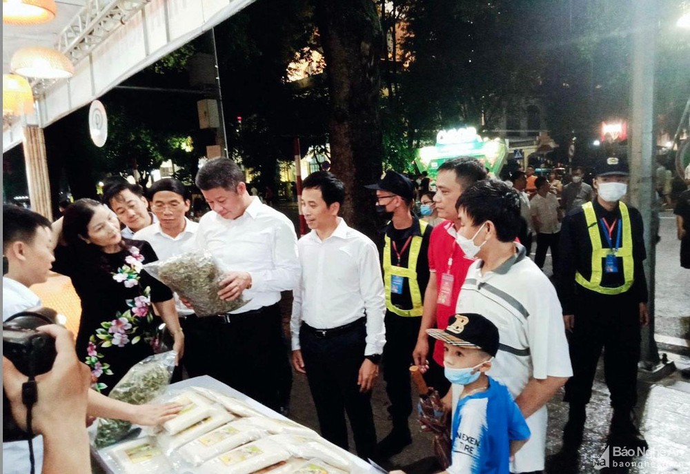bna-tham-quan-gian-hang-anh-thai-tuan-so-nn-5167.jpg