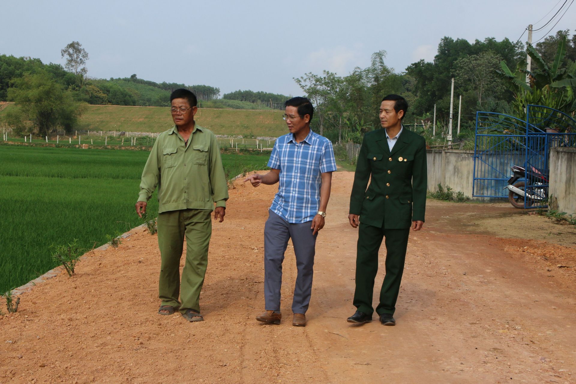 Day-la-doan-duong-gia-dinh-ong-Minh-hien-450m2-dat-xay-ke-da-chong-sat-lo-cap-phoi-tao-con-duong-rong-phang.JPG