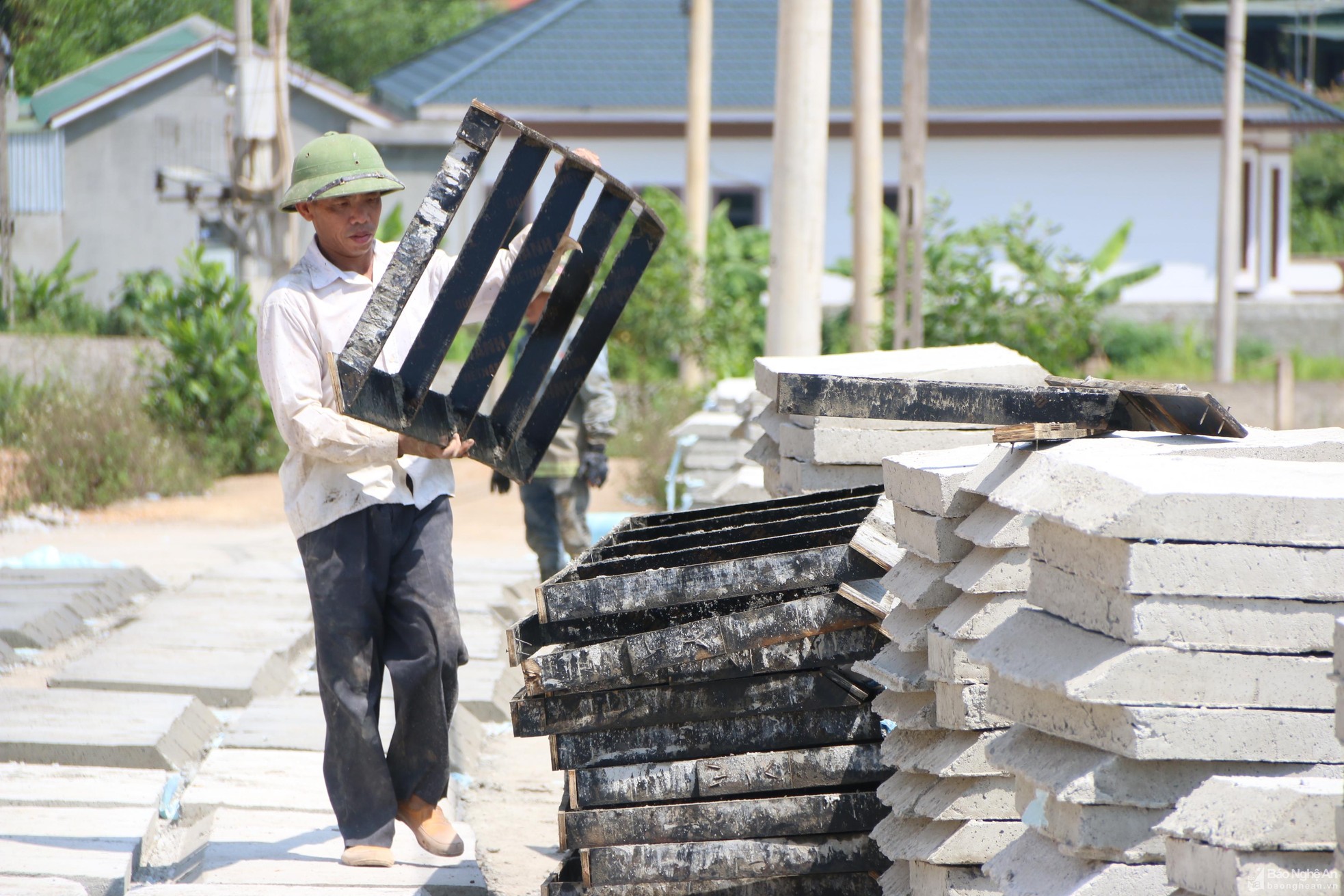 bna-cong-nhan-thi-cong-khu-tai-dinh-cu-tai-doc-77-xa-chau-binh-huyen-quy-chau-anh-tien-dong-4438.jpg