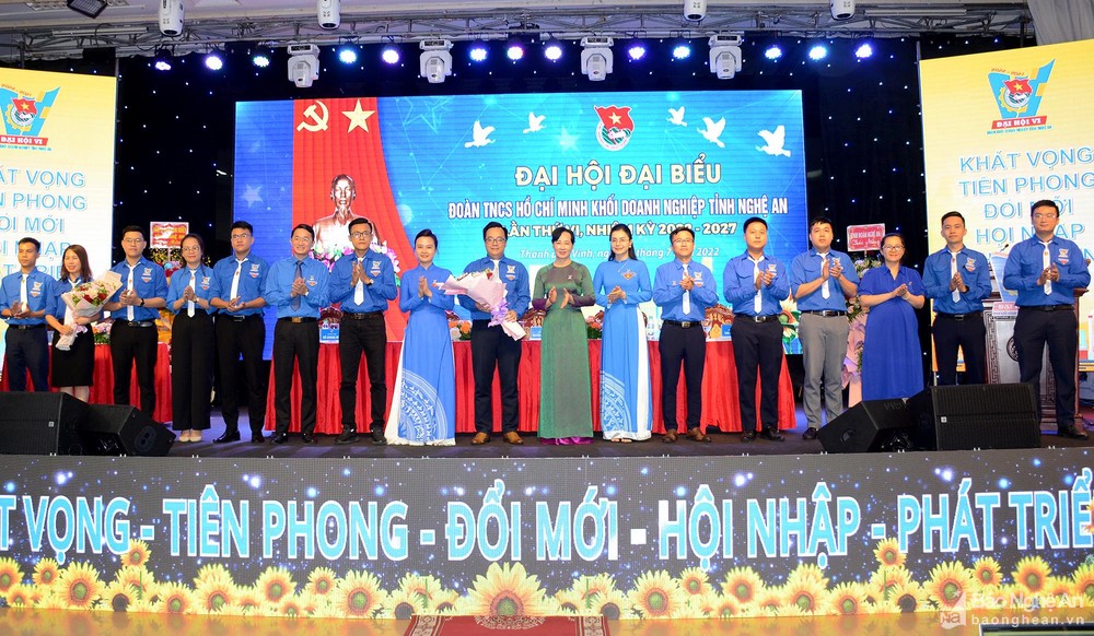 bna-lanh-dao-tinh-doan-nghe-an-dang-uy-khoi-doanh-nghiep-nghe-an-tang-hoa-chuc-mung-ban-chap-hanh-doan-khoi-doanh-nghiep-nghe-an-nhiem-ky-2022-2027-anh-thanh-chung-5526--n1.jpg