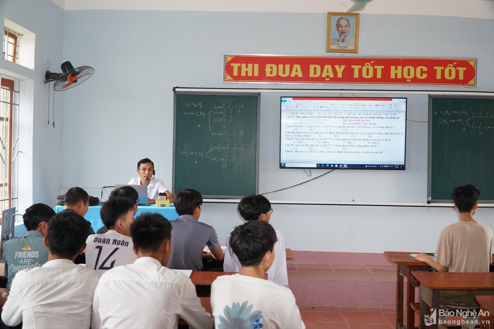 bna-viec-to-chuc-day-he-chi-duoc-thuc-hien-voi-hoc-sinh-lop-12-va-cac-doi-tuyen-on-thi-hoc-sinh-gioi-5928.jpg