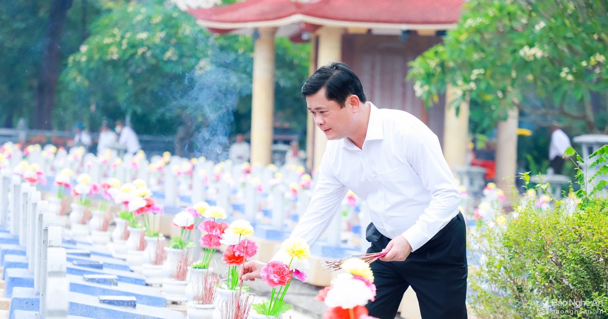 Lãnh đạo tỉnh Nghệ An dâng hương tưởng niệm các Anh hùng liệt sĩ tại Quảng Trị