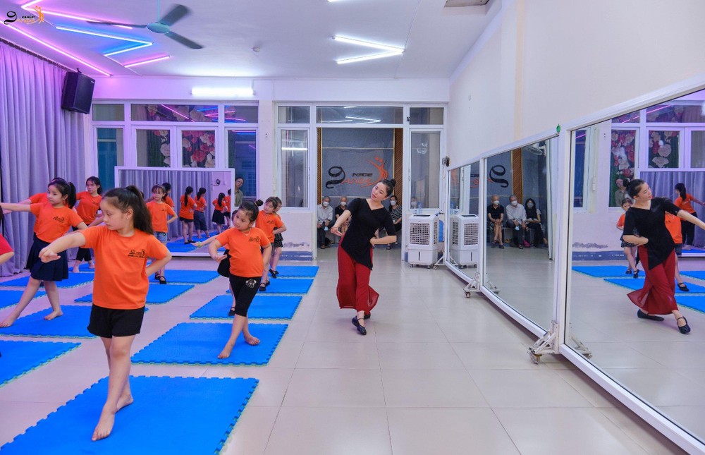 gio-hoc-nhay-cua-cac-hoc-sinh-o-trung-tam-nice-dance-124.jpg