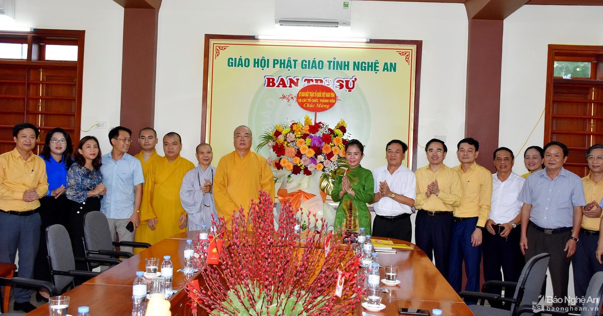 Ủy ban Mặt trận Tổ quốc tỉnh Nghệ An chúc mừng Ban Trị sự Giáo hội Phật giáo nhân dịp lễ Vu Lan