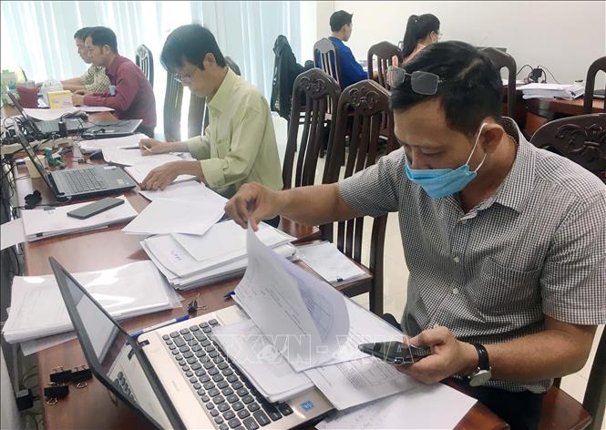 chi-tra-tien-thue-nha.jpg