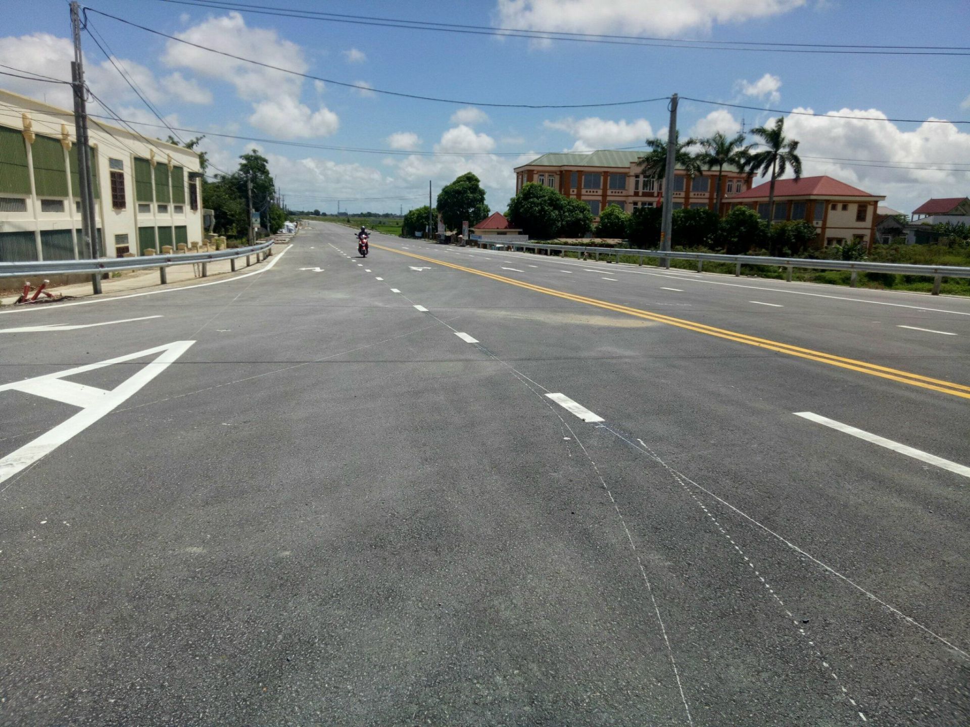 duong-ven-song-lam.jpg