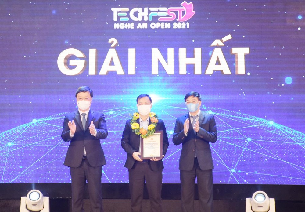 trao-giai-nhat-cho-cuoc-thi-sang-tao-khoi-nghiep-nam-2021-6963.jpg